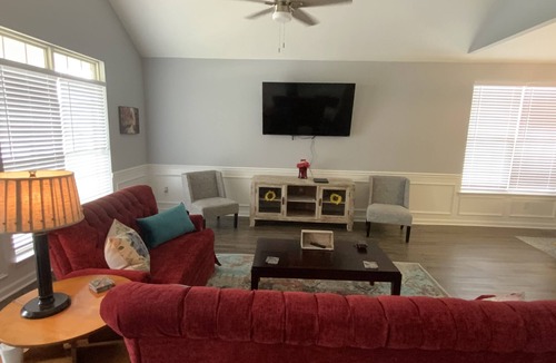 Gracewood House | Delightful patio home in golf course community