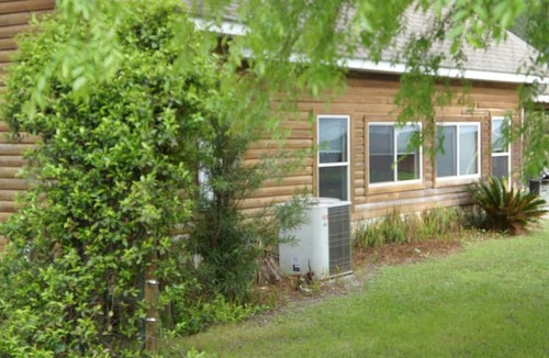 Tifton Cabin | Delightful Vacation Cabin for Unique Getaway near Macon, Georgia