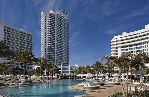 Mid Beach Hotel | Deluxe Bayview Balcony with 2 Queen Beds Accommodation at Fontainebleau Miami Be