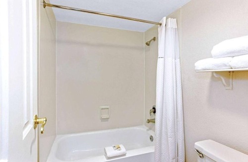 Orlando Hotel | Deluxe King | La Quinta Inn Orlando Airport West | Close to Parks and MCO