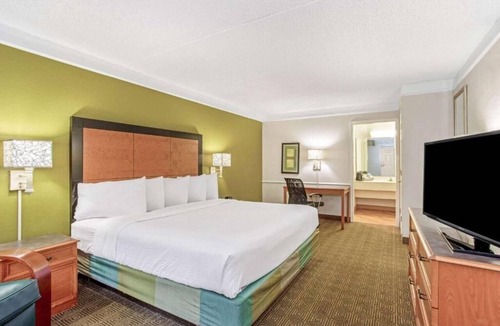 Orlando Hotel | Deluxe King | La Quinta Inn Orlando Airport West | Close to Parks and MCO