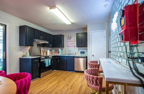 Savannah House | Designer 3-bedroom house: sauna,photo zones, sunroom, fire table,fenced backyard