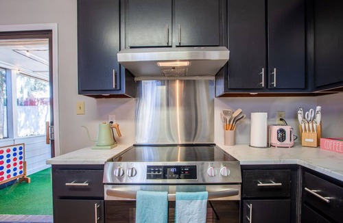 Savannah House | Designer 3-bedroom house: sauna,photo zones, sunroom, fire table,fenced backyard