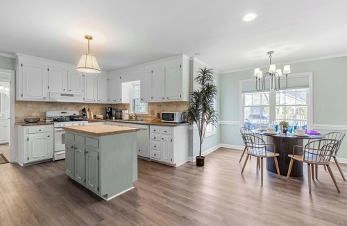 Southwest Raleigh House | Designer 3000sqft 5B3.5B Retreat Near Lenovo Center - 3 King Beds