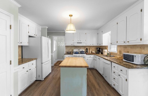 Southwest Raleigh House | Designer 3000sqft 5B3.5B Retreat Near Lenovo Center - 3 King Beds