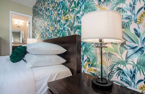 St. Augustine Hotel | Digital Retro Boutique Hotel - Single Queen with Breakfast Nook