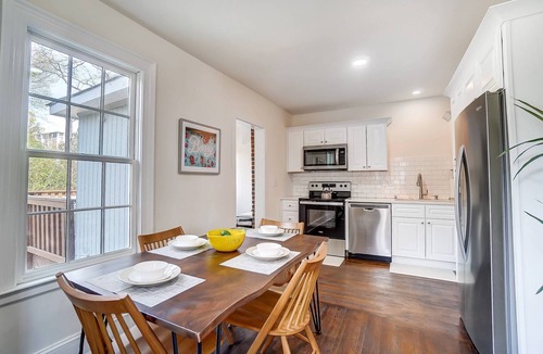 Dilworth House | Dilworth Cottage - Walk to Panthers Stadium and Uptown! Fire Pit, BBQ, & Pet Friendly + 15% Off!