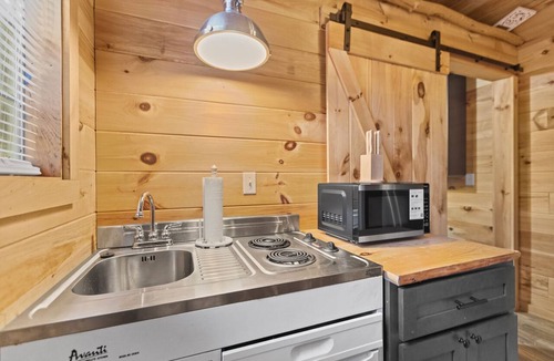Winona Cabin | Direct Access to Brimstone Trails. Stylish Cabin. Hot Tubs. Fire Pits. Pets