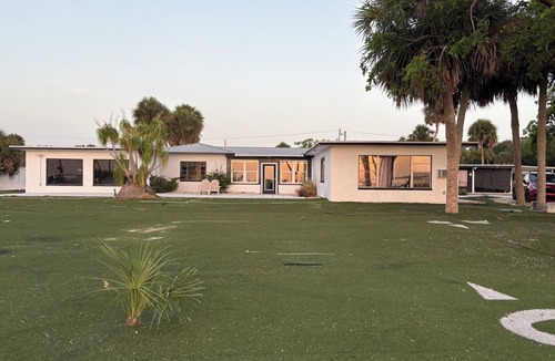 Indian River Estates Apartment | Direct Bay View Charming studio with WiFi in fabulous Fort Pierce sleeps 3