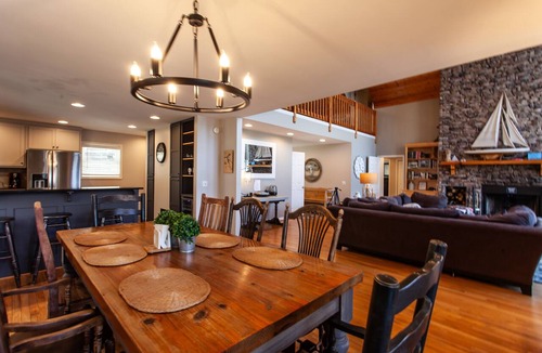 Topton House | Direct Lakefront 5BR/4B Spectacular Mt & Lake front Views - Satellite and Wifi