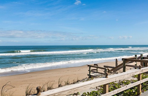 Melbourne Beach House | Direct Ocean Front Accommodation ground-level-Twin Fin