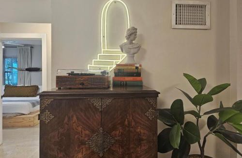 River Oaks House | -Disco Bungalow- One third mile to FTL Marine Center