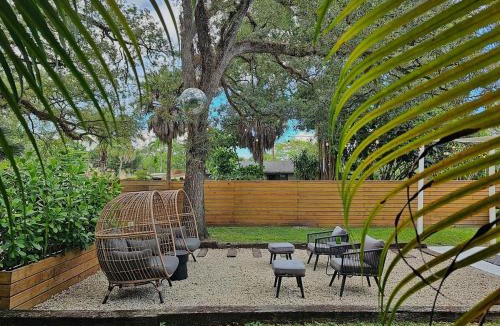 River Oaks House | -Disco Bungalow- One third mile to FTL Marine Center