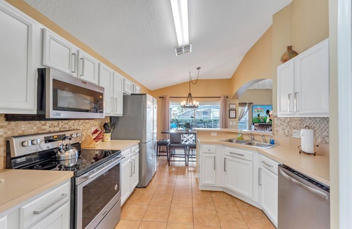 Solana House | DISNEY VILLA LOCATION! 5BR/private POOL/game room/10 MILES TO DISNEY