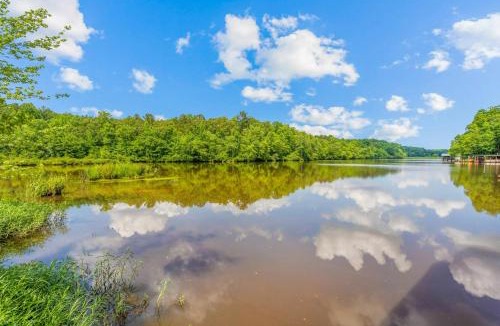 Wise House | Dock & Fire Pit! Lake Gaston Cabin in Macon