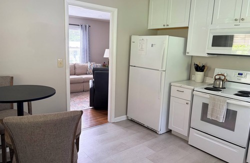 Oak Ridge House | Dog-friendly 2 bedroom house with king bed in Oak Ridge