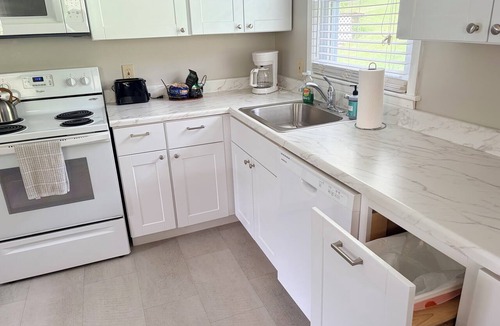 Oak Ridge House | Dog-friendly 2 bedroom house with king bed in Oak Ridge