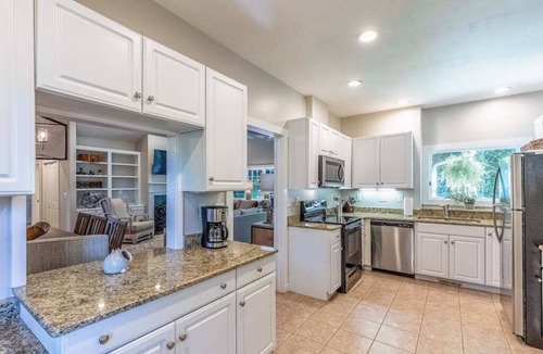 Highlands House | Dog-friendly cottage with a game room, washer/dryer, central AC, & gas fireplace