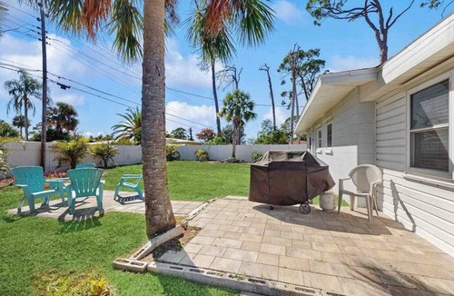 South Venice House | Dog friendly home with yard, internet, and washer and dryer.