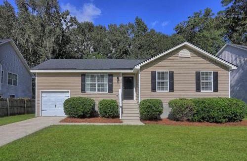 Whitemarsh Island House | Dog Friendly Island Retreat Close to City and Beach