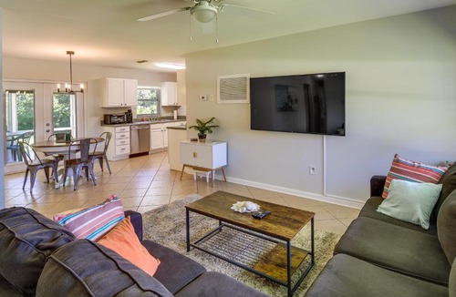 Vero Beach South House | Dog-Friendly Vero Beach Retreat with Porch and Grill!
