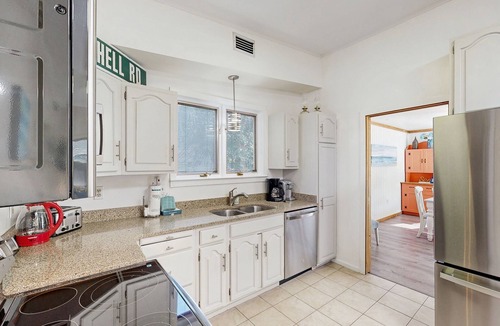 Folly Field House | Dog & Snowbird-Friendly Gem - AC, WiFi & Boat Parking, Walk to Folly Field Beach
