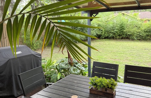Savannah House | Dogs love the fenced backyard - 15 mins to Downtown