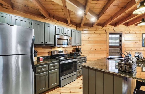 White Oak Lodge Cabin | Dottie's Place by Beyond Expectations: 2BR Cabin w/Hot Tub, Arcade & Jacuzzi
