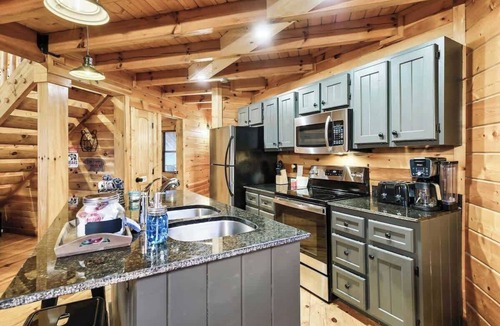 White Oak Lodge Cabin | Dottie's Place by Beyond Expectations: 2BR Cabin w/Hot Tub, Arcade & Jacuzzi