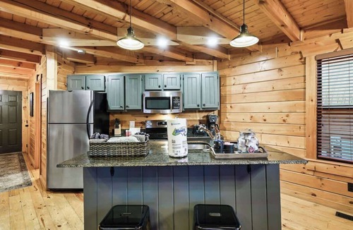 White Oak Lodge Cabin | Dottie's Place by Beyond Expectations: 2BR Cabin w/Hot Tub, Arcade & Jacuzzi