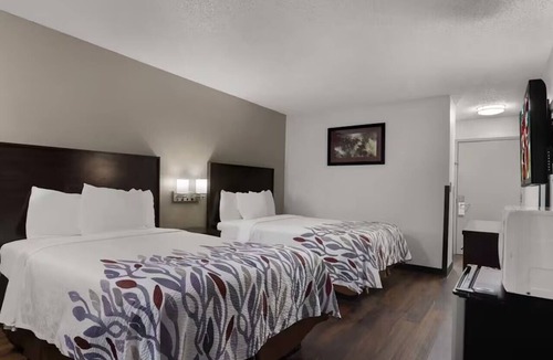 Pooler Hotel | Double Full Beds | Steps to Children's Museum | Free Parking & Pool Access