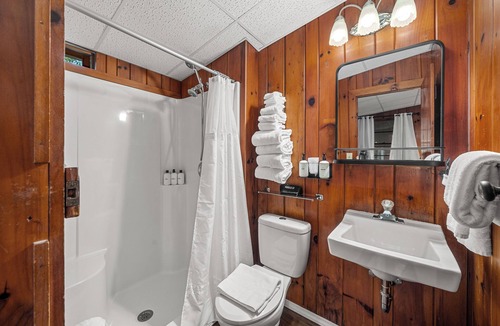 Hendersonville Hotel | Double Queen Hotel Rm Near DT Hendo & Flat Rock