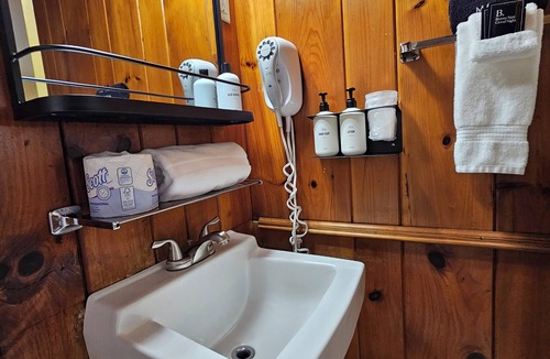 Hendersonville Hotel | Double Queen Hotel Rm Near DT Hendo & Flat Rock