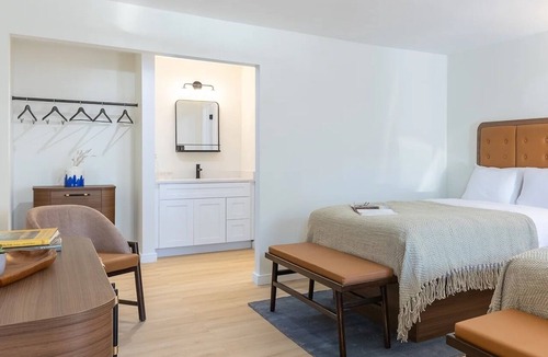 Talbot's Corner Hotel | Double Queen Room in Nashville | Mid-Century Style | Free Parking & Pool Access