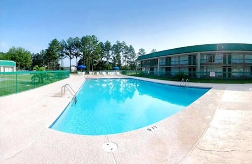 Douglas Apartment | Douglas GA|King Bed|Smoking