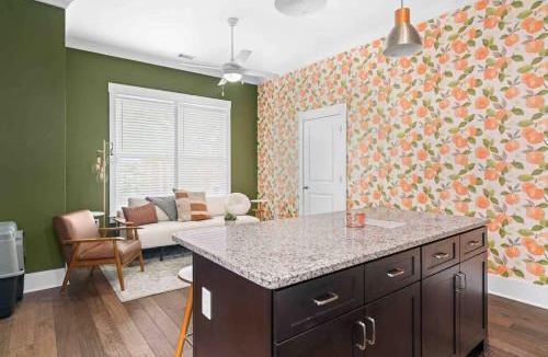 Dixon Park Apartment | Downtown at The Peach House Dogs Welcome Fully Fenced Yard and Off-street Parking