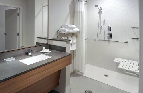 Athens Hotel | Downtown Athens King Room Breakfast, Pool & Gym