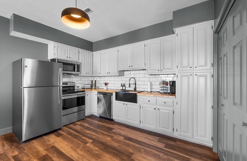 Elco Apartment | Downtown Cape 2 Bdrm/2 Bath Apt, Cozy & Walkable