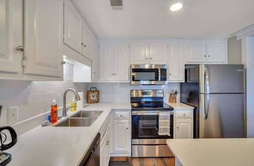 Statesboro Apartment | Downtown Loft - Above Bull & Barrel & Close to Georgia Southern!