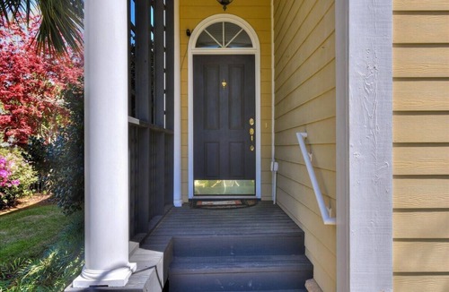 Aiken House | Downtown Luxury Charleston-style Row House/near Bruce's Field/Horse District