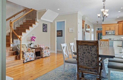 Hope Gardens House | Downtown Luxury – Walk to Broadway – Separate Sleeping Spaces for 12 Guests