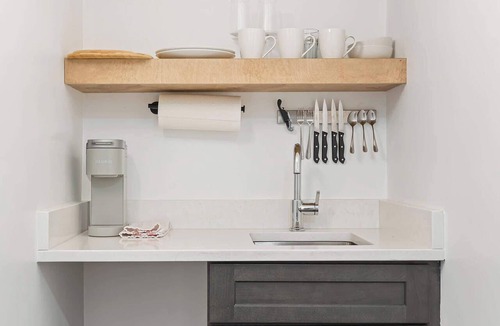 The Old Commons Apartment | Downtown Modern Apartment w. Kitchenette