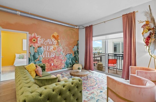 Sobro Apartment | Downtown Nashville - Rooftop POOL - 10 min Walk to Broadway! Sleeps 8