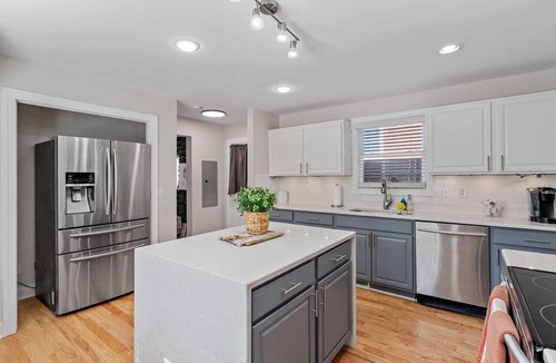Downtown House | Downtown Raleigh | Sleeps 15 | Game Yard & Parking