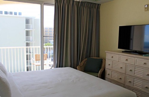 Bostroms Resort | Dream Beach Vacation! 4 Great Units w/Kitchen, Beachfront, Near The Casements