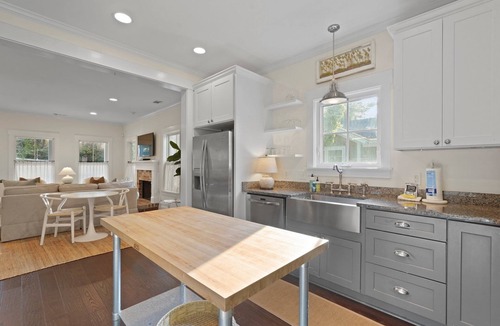 Isle of Hope Historic District House | Dreamy Coastal Chic Isle of Hope Bungalow By Lucky Savannah