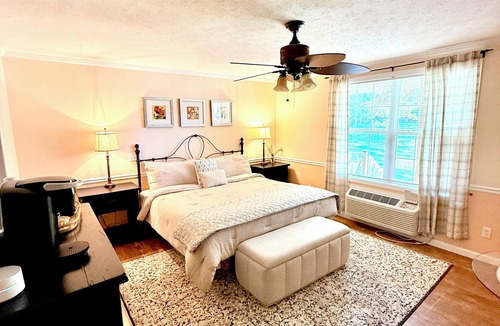 Dublin Bed & Breakfast | Dublin Farm - Stay in comfort at this beautiful 6-bedroom bed breakfast 1 K bed