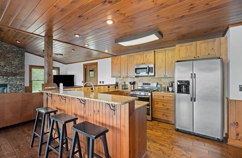 Bryson City Cabin | Eagle's Summit Luxury Cabin in Bryson City's Nantahala Forest with spectacular views