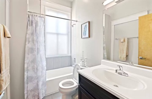 Monroe Ward Apartment | East Clay Street Lofts Apt 5 - Convention Center