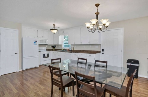 Prosperity House | Easy Lake Living - Sleeps 8